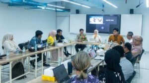 DISKUSI - Sejumlah pakar dan pejabat hadir dalam diskusi bertajuk "Meninjau Potensi Nilai Ekonomi dan Restorasi Lingkungan Hidup dalam Pengembangan Konektivitas Alur Laut Kepulauan Indonesia" digelar Amanat Research Institute, di Sekolah Kajian Strategik dan Global Universitas Indonesia (UI) Salemba, Jakarta, Jumat (28/2/2025). Para narasumber sepakat, Alur Laut Kepulauan Indonesia (ALKI) harus dimanfaatkan untuk meningkatkan konektivitas antar pulau hingga memperkuat perekonomian setempat.